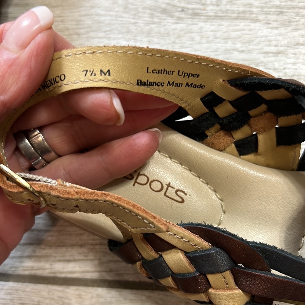 Softspots Aztec Pattern Sandals-7.5M - Picture 7 of 9